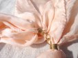 画像2: 恋する花∞ピンクオパール・ラベンダーアメシスト・水晶・絹布（茜染め）・真鍮 (2)