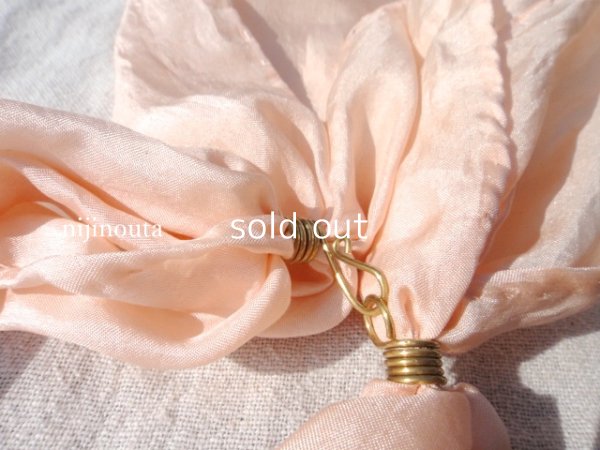 画像2: 恋する花∞ピンクオパール・ラベンダーアメシスト・水晶・絹布（茜染め）・真鍮